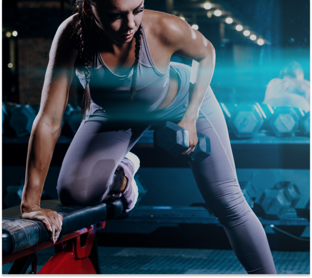 Chica hace ejercicio en el gimnasio